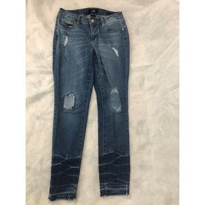 *MAKE OFFER. DONATING JANUARY 1. * EARL DISTRESSED SKINNY JEANS WITH FRAY HEMS